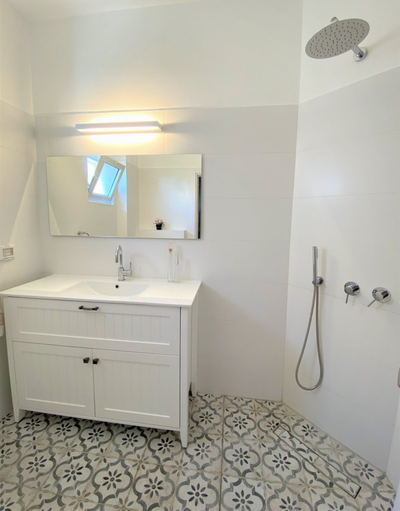 חדר רחצה רצפה מצוירת חיפוי קיר לבן